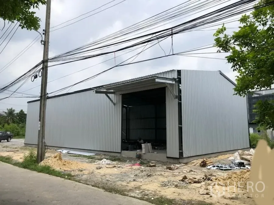 คลังสินค้า ให้เช่าในBang Yai, Nonthaburi - ภายนอกโกดังผนังเมทัลชีท ประตูโหลดกว้าง เข้าถึงจากริมถนน บางใหญ่