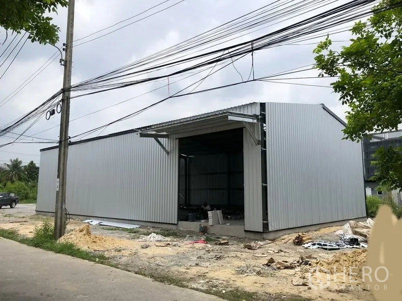 คลังสินค้า ให้เช่าในBang Yai, Nonthaburi - ภายนอกโกดังผนังเมทัลชีท ประตูโหลดกว้าง เข้าถึงจากริมถนน บางใหญ่