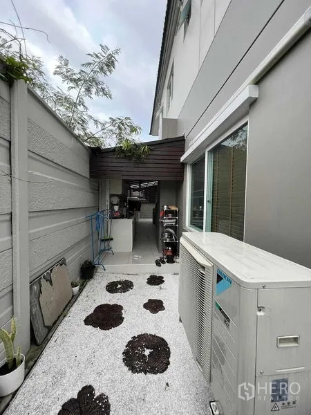 บ้าน ให้เช่าหรือขายในLat Krabang, Bangkok - ลานซักล้างด้านหลังโรยหินขาว พร้อมคอยล์แอร์และหลังคากันฝน
