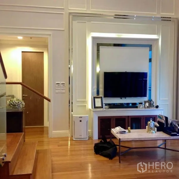 คอนโด ให้เช่าหรือขายในKhlong Toei, Bangkok - ผนังทีวีในห้องนั่งเล่นพร้อมจอติดผนัง ตู้คอนโซล และพื้นไม้