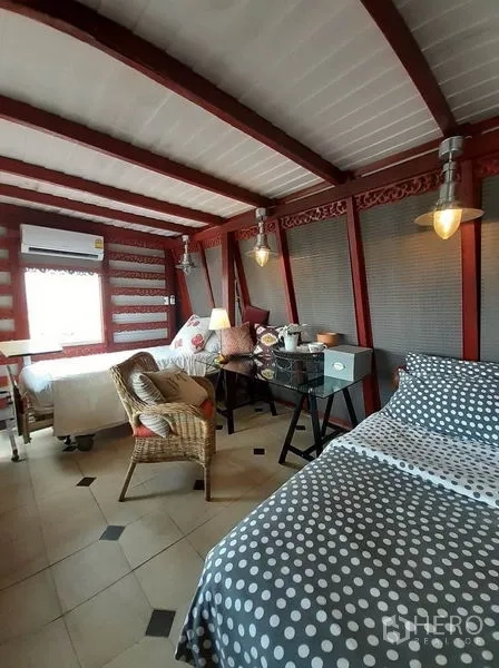 公寓 出租在Bang Na, Bangkok - 客卧双床，工业风吊灯与藤椅