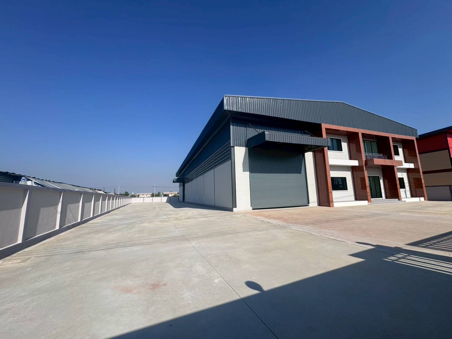 工厂 出售在Mueang Samut Sakhon, Samut Sakhon - 工厂旁超大硬化场地，适合卡车调头与停车。