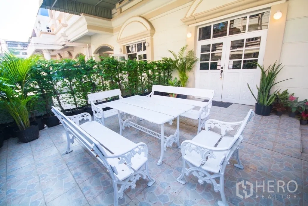 带办公室的家 出租在Suan Luang, Bangkok - 前庭露台，白色户外桌椅与绿植点缀，适合休闲。