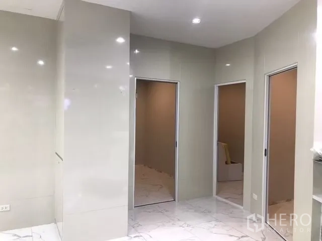 零售空间 出租在Watthana, Bangkok - 商铺主厅，亮面墙板与多扇门洞。