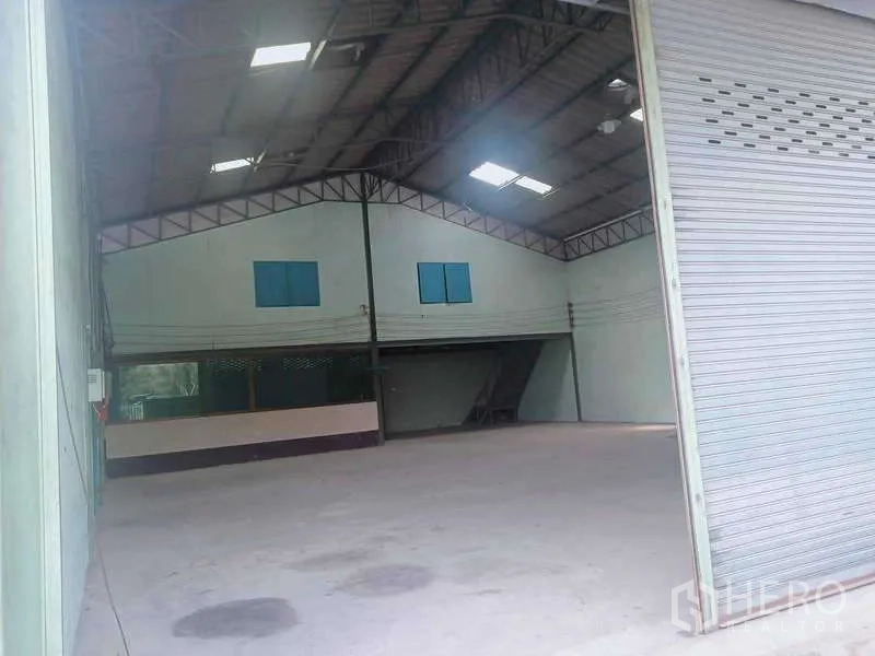 货栈 出售在Khlong Luang, Pathum Thani - 面向夹层与窗户的内部视角，屋顶设天窗