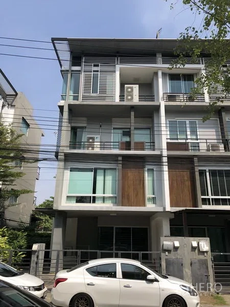 Home Office for rent in Wang Thonglang, Bangkok - Modern multi-storey home office facade with balconies and large glass windows in Wang Thonglang, Bangkok.