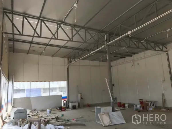 Warehouse for rent in Khlong Sam Wa, Bangkok - High-ceiling warehouse hall with steel trusses, concrete floor and ample open storage space.