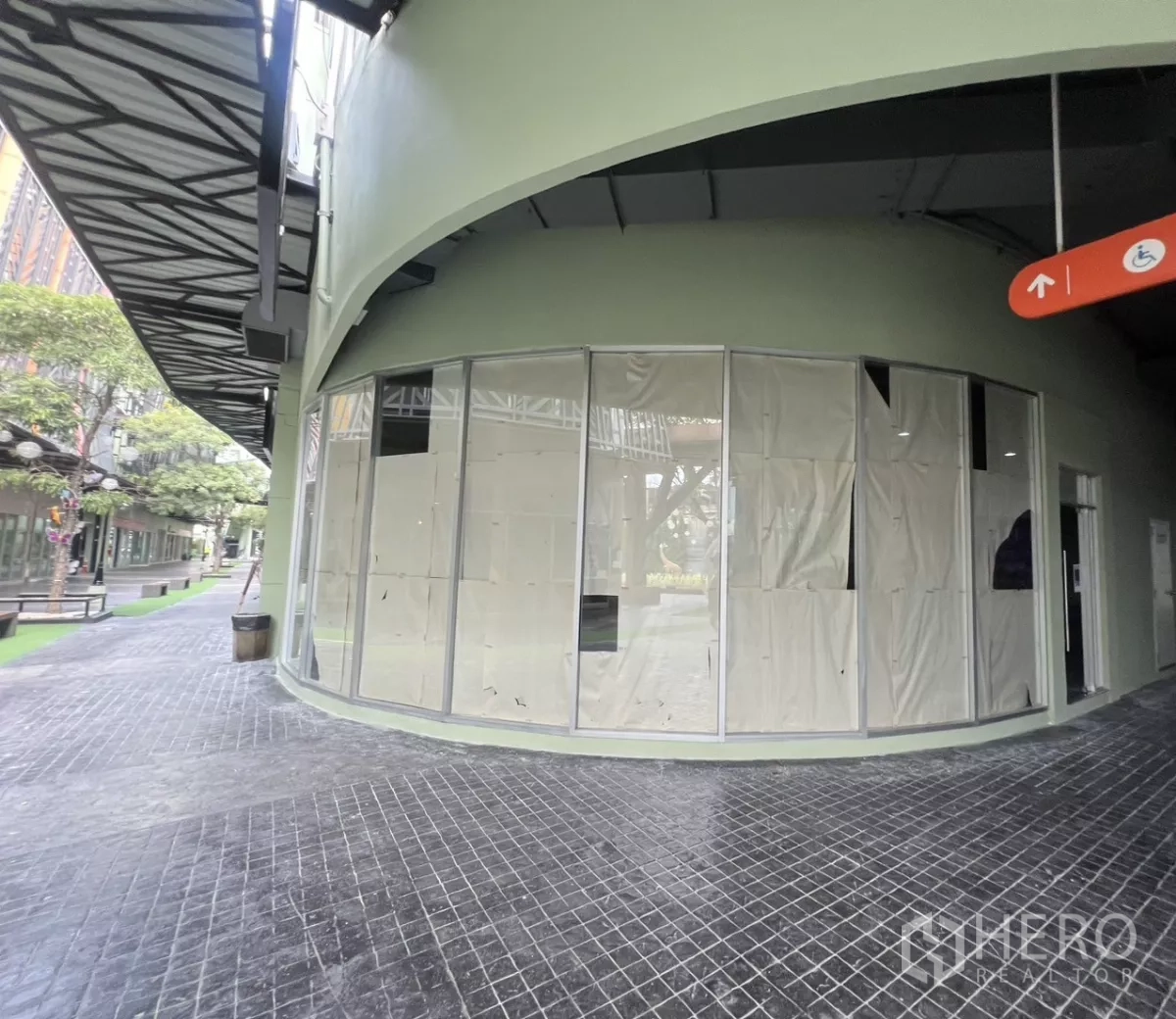 พื้นที่ขายปลีก ให้เช่าในSuan Luang, Bangkok - หน้าร้านมุมกระจกโค้งติดทางเดินมีหลังคา ในเขตสวนหลวง กรุงเทพฯ
