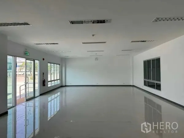 โรงงาน ให้เช่าในBang Sao Thong, Samut Prakan - สำนักงานชั้นล่างสว่าง ไฟส่องสว่างเต็มพื้นที่ พร้อมประตูกระจกบานเลื่อน