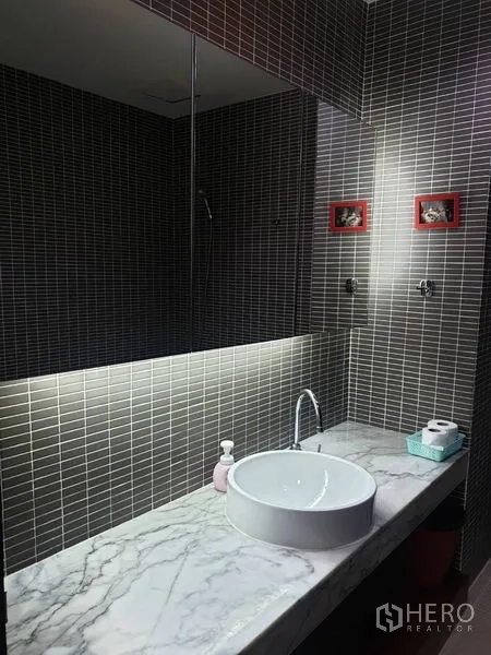 คอนโด ให้เช่าในKhlong Toei, Bangkok - ห้องน้ำทันสมัย เคาน์เตอร์หินอ่อน อ่างล้างหน้าทรงกลม และกระจกบานใหญ่