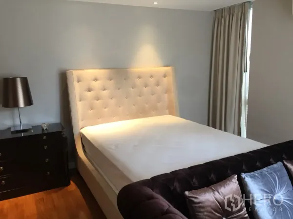 คอนโด ให้เช่าในWatthana, Bangkok - ห้องนอนสว่าง เตียงบุนวม โต๊ะข้างเตียง และผ้าม่านเต็มความสูง