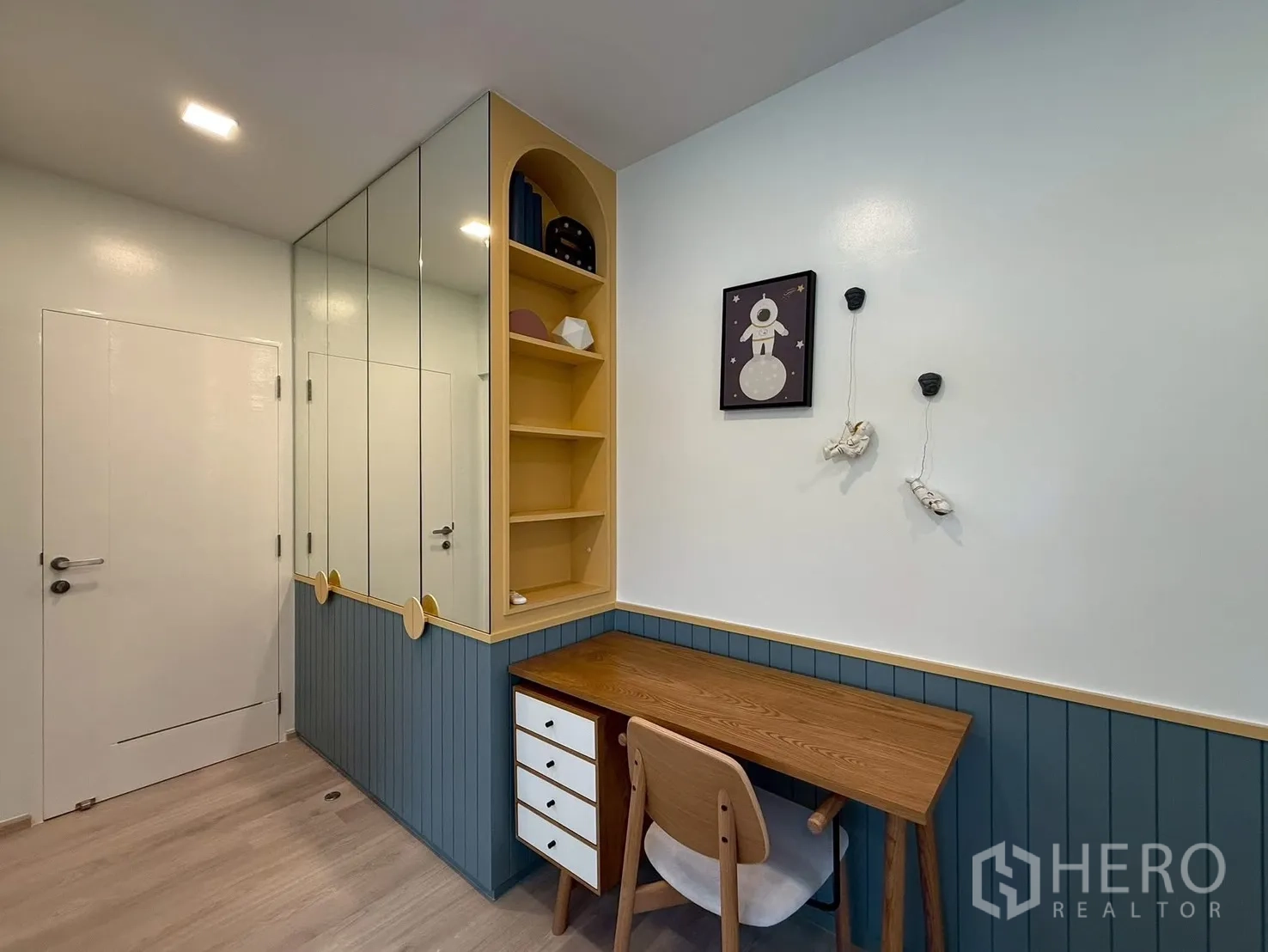 Detached House for rent in Bang Phli, Samut Prakan - Built‑in study and mirrored wardrobe in children’s room.