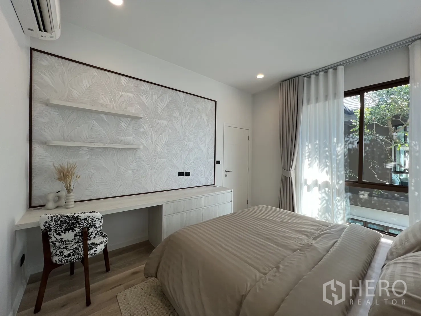 Detached House for rent or sale in Bang Kapi, Bangkok - Staircase landing with wooden handrail and modern pendant light.