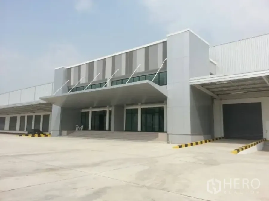 คลังสินค้า ให้เช่าในBang Sao Thong, Samut Prakan - อาคารสำนักงานหน้าโกดังแบบโมเดิร์น กระจกบานใหญ่ ประตูม้วนท่าโหลด และลานรถบรรทุกกว้าง