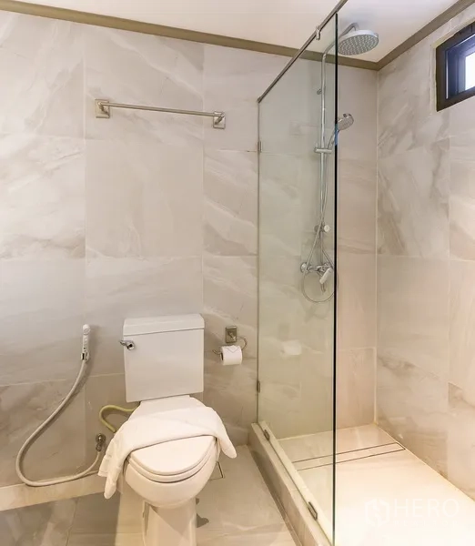 อพาร์ทเมนท์ ให้เช่าในKhlong Toei, Bangkok - ห้องน้ำสไตล์โมเดิร์นพร้อมตู้กระจกอาบน้ำและฝักบัวเรนชาวเวอร์