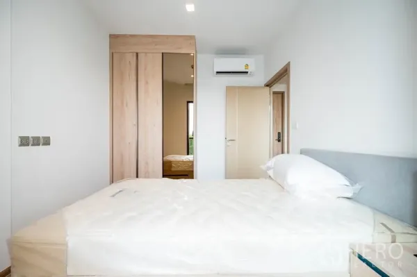 คอนโด ให้เช่าในWatthana, Bangkok - ห้องนอนพร้อมเตียงควีน ตู้เสื้อผ้าบิวท์อิน และเครื่องปรับอากาศ