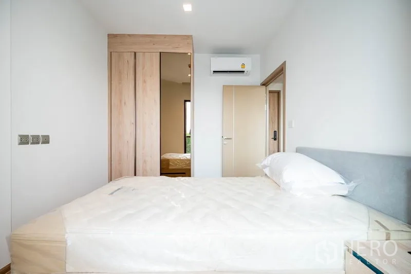 คอนโด ให้เช่าในWatthana, Bangkok - ห้องนอนพร้อมเตียงควีน ตู้เสื้อผ้าบิวท์อิน และเครื่องปรับอากาศ