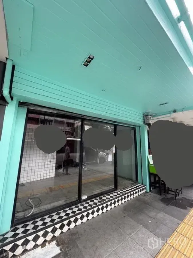店屋 出租在Ratchathewi, Bangkok - 店面外立面为薄荷绿，宽幅推拉玻璃门与黑白棋盘台阶。