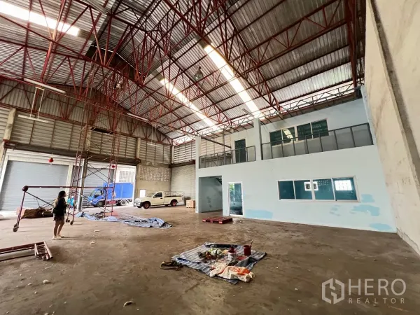 คลังสินค้า ให้เช่าในKhlong Sam Wa, Bangkok - พื้นที่ทำงานกว้างเชื่อมออฟฟิศด้านข้างและช่องจอดรถบรรทุก