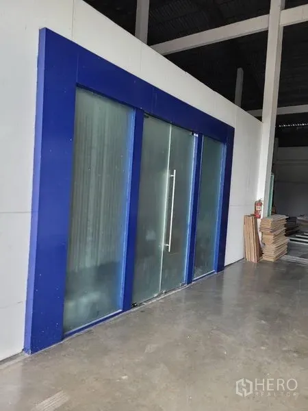 คลังสินค้า ให้เช่าในPhra Khanong, Bangkok - ประตูกระจกบานเลื่อนกรอบสีน้ำเงิน ทางเข้าพื้นที่ออฟฟิศภายในโกดัง