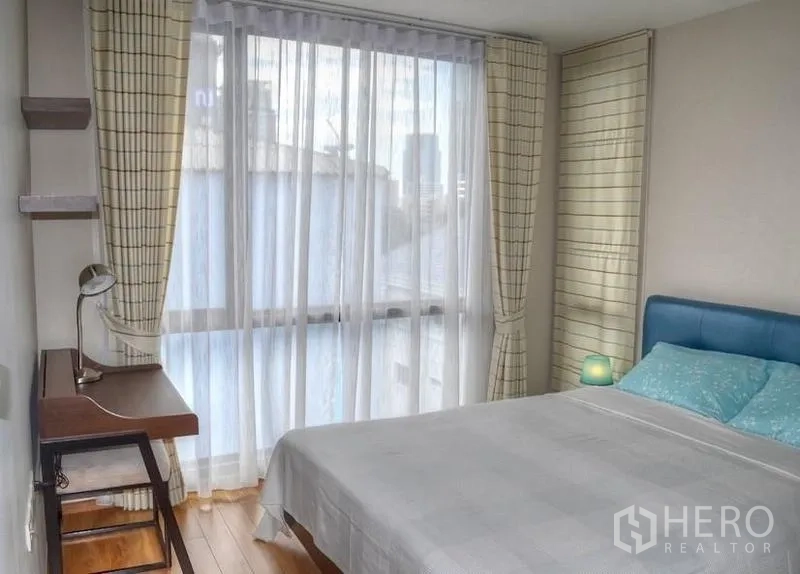 คอนโด ให้เช่าในPhaya Thai, Bangkok - ห้องนอนใหญ่ หน้าต่างบานใหญ่ โต๊ะทำงาน และผ้าม่าน