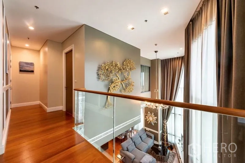 คอนโด ให้เช่าในKhlong Toei, Bangkok - โถงชั้นลอยราวกระจก มองลงโถงนั่งเล่น