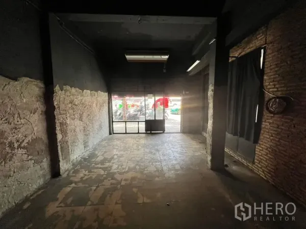 店屋 出租在Phaya Thai, Bangkok - 从室内望向临街玻璃滑门的店面，可见街景