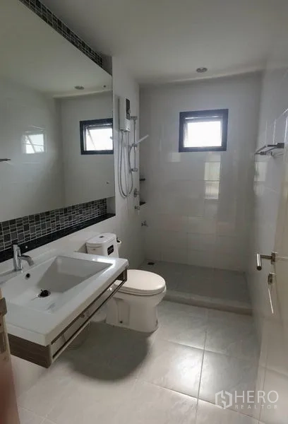 บ้าน ให้เช่าในBang Kapi, Bangkok - ห้องน้ำโมเดิร์น กระจกบานใหญ่ อ่างล้างหน้า โถสุขภัณฑ์ และโซนอาบน้ำแยก
