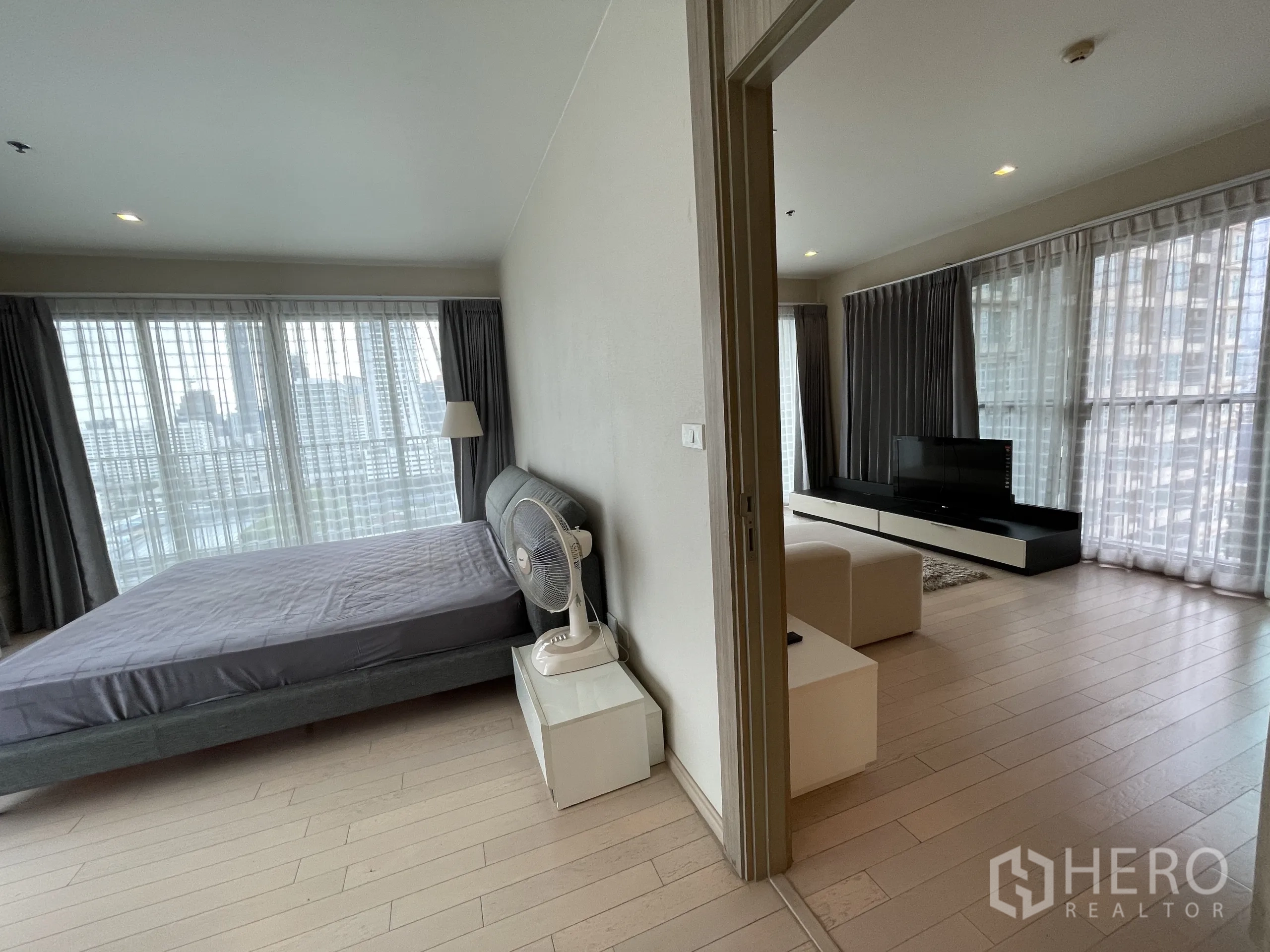 公寓 出租在Watthana, Bangkok - 卧室与客厅以推拉门分隔，均配大窗，可观城市景色。