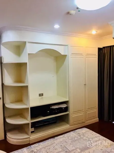 คอนโด ขายในWatthana, Bangkok - มุมจัดเก็บของในห้องนอน ชั้นโค้งเปิดโล่ง ช่องวางทีวี และตู้เสื้อผ้าเต็มความสูง