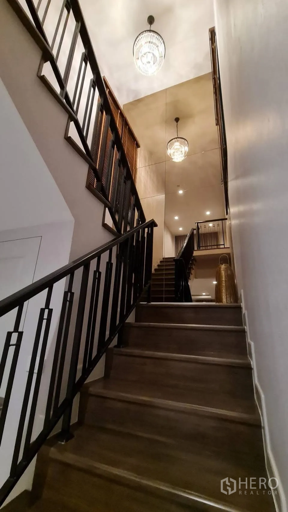 บ้านเดี่ยว for rent in Saphan Sung, Bangkok - มุมมองขึ้นบันได ราวเหล็กและโคมไฟระย้าหลายดวง.
