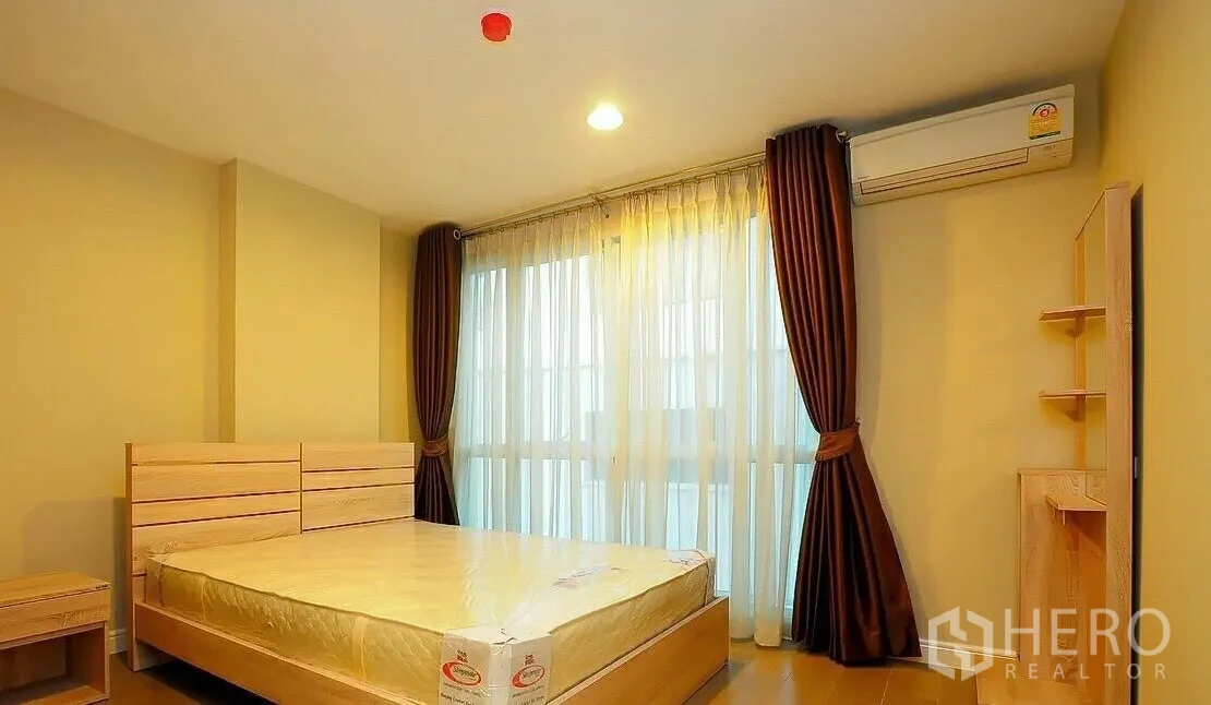 คอนโด ขายในKhlong Toei, Bangkok - ห้องนอนหนึ่งเตียงพร้อมผ้าม่านสีน้ำตาลและโต๊ะเครื่องแป้งข้างหน้าต่าง