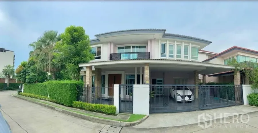 独立式住宅 出售在Khan Na Yao, Bangkok - 两层独栋住宅，带封闭车位、阳台与绿篱，位于Khan Na Yao转角地。