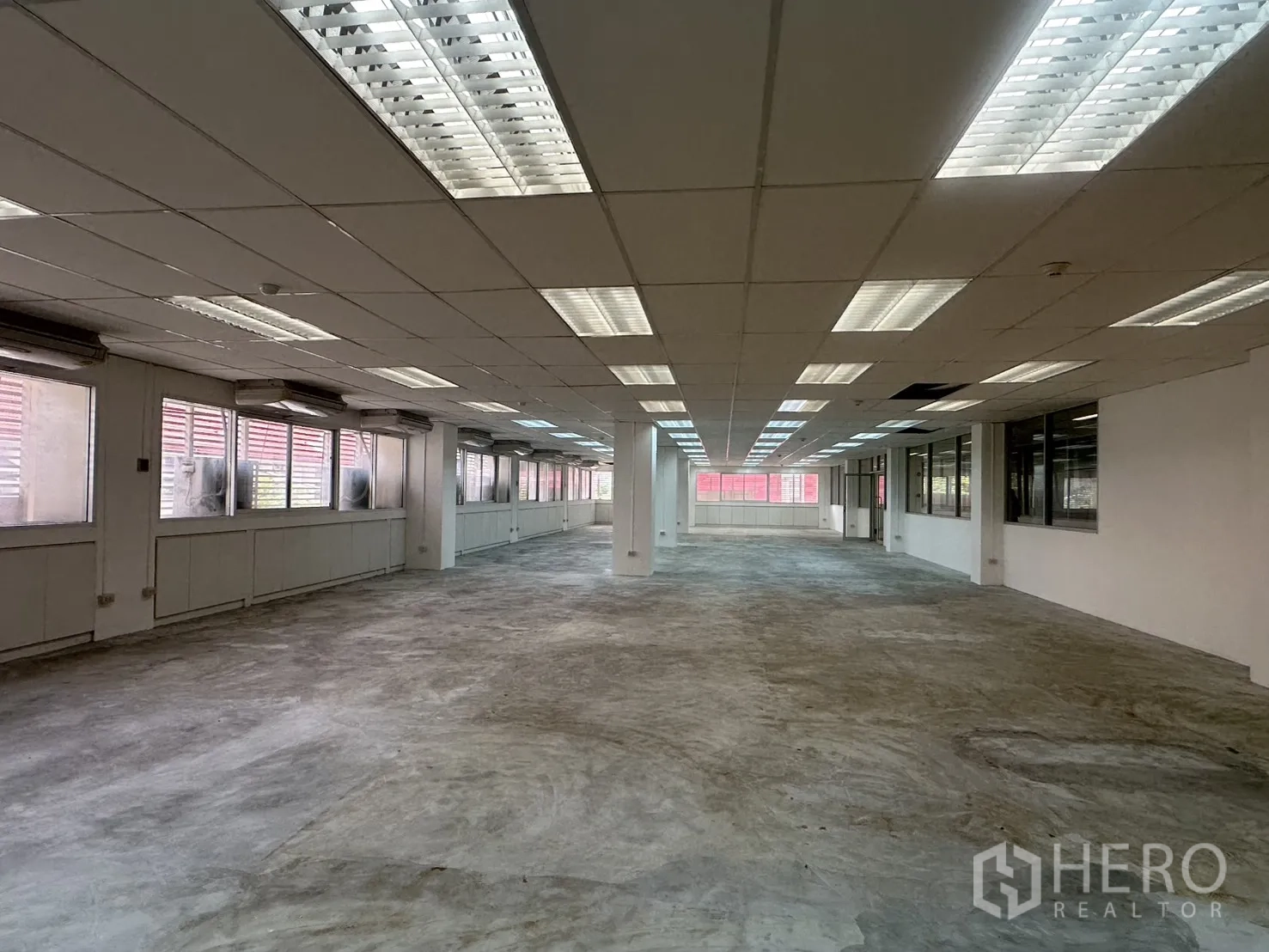 ออฟฟิศ for rent in Pathum Wan, Bangkok - ฮอลล์สำนักงานโล่งมีเสากลาง ไฟสว่าง และหน้าต่างสองฝั่ง