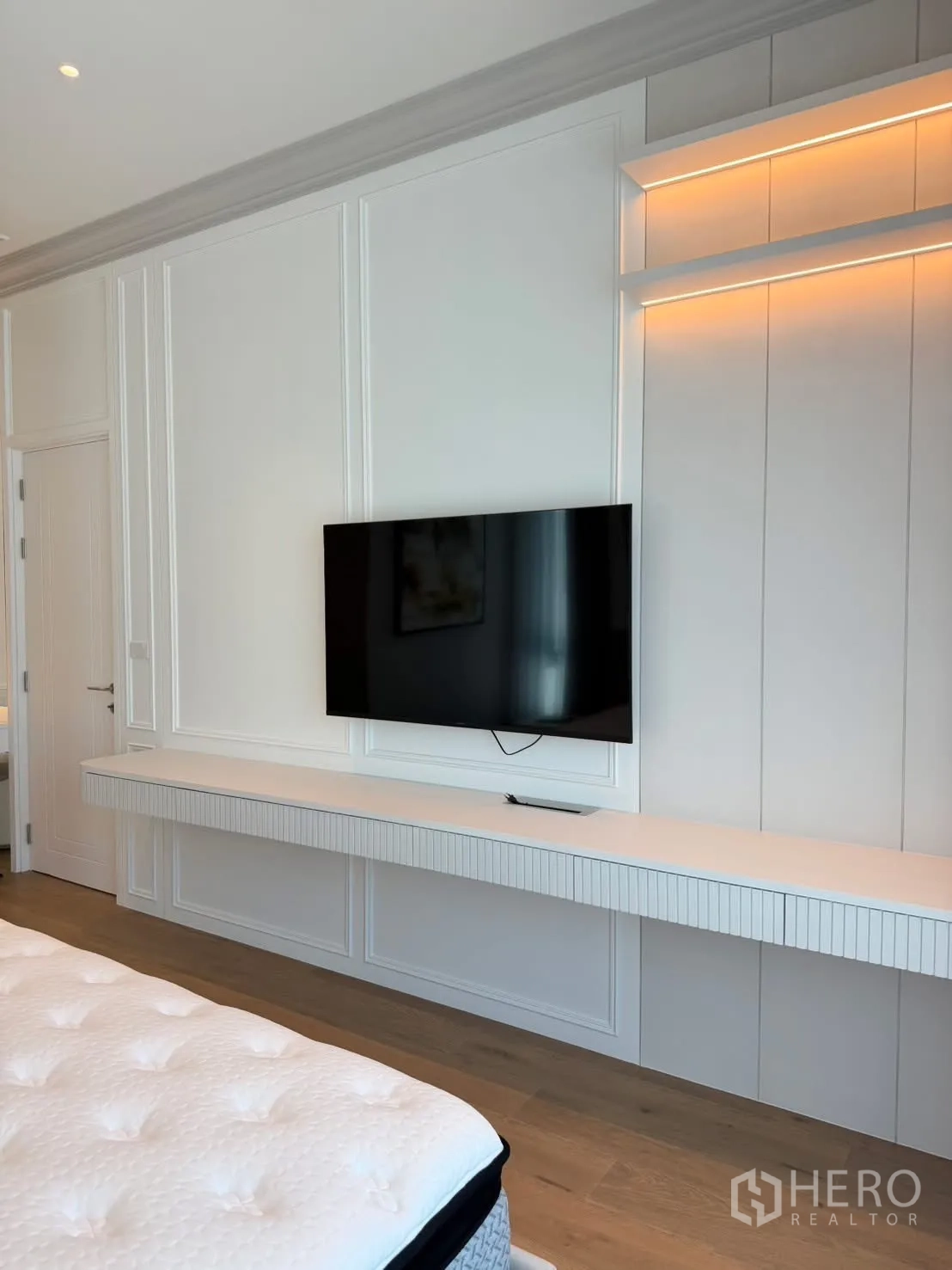 Detached House for rent in Saphan Sung, Bangkok - Bedroom wall with mounted TV above a long floating console and decorative panels.