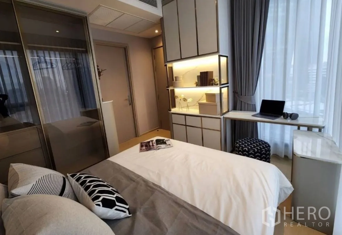 公寓 出租在Din Daeng, Bangkok - 卧室设大窗、书桌与带灯收纳柜