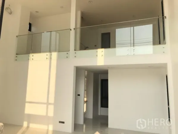 โรงงาน ขายในThanyaburi, Pathum Thani - โถงสูงโปร่งแบบดับเบิลสเปซพร้อมชั้นลอยและราวกระจก