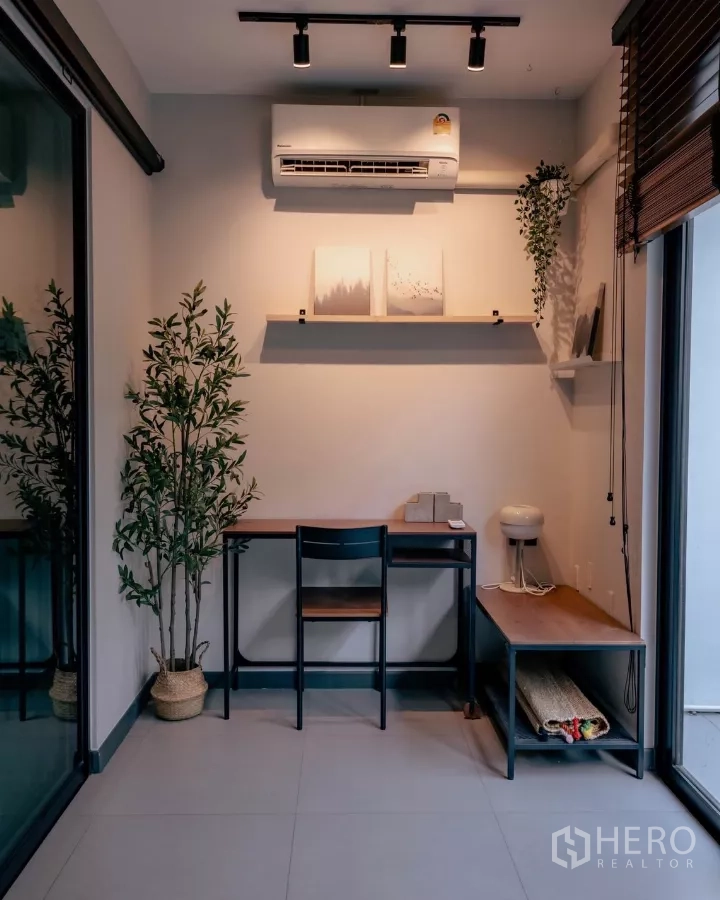 独立式住宅 出租或出售在Bang Phli, Samut Prakan - 小书房配空调与搁板装饰。