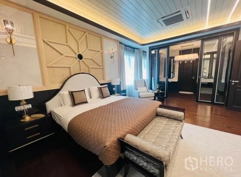 บ้าน ให้เช่าหรือขายในWatthana, Bangkok - ห้องนอนมาสเตอร์ผนังตกแต่ง โซฟาปลายเตียง และห้องน้ำในตัว