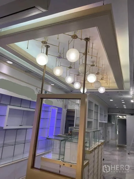 店屋 出租在Bang Rak, Bangkok - 销售区上方黄铜球形吊灯特写。