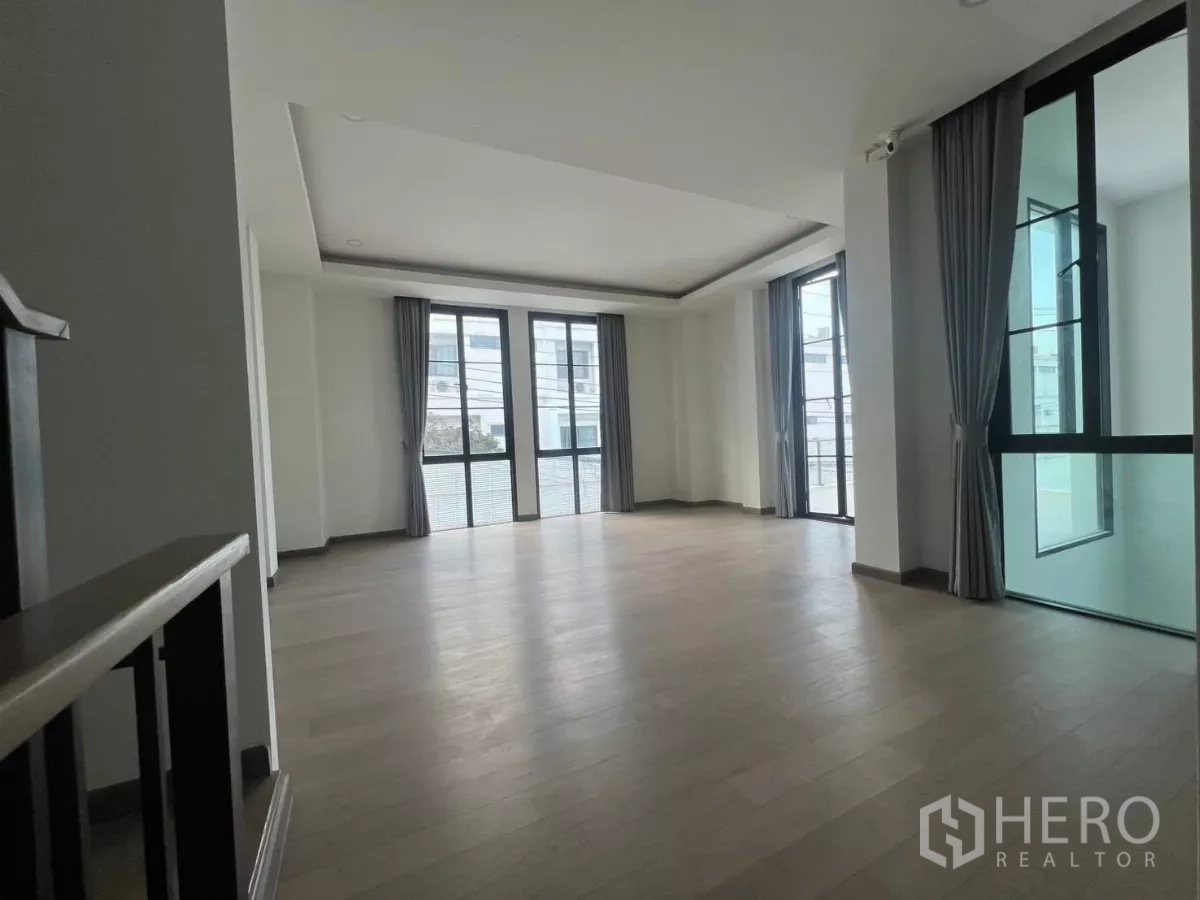 บ้าน ให้เช่าในLat Phrao, Bangkok - พื้นที่แฟมิลี่รูมชั้นบนกว้างขวาง พื้นไม้ ประตูกระจกสไลด์ออกระเบียงหลายจุด รับแสงธรรมชาติเต็มที่