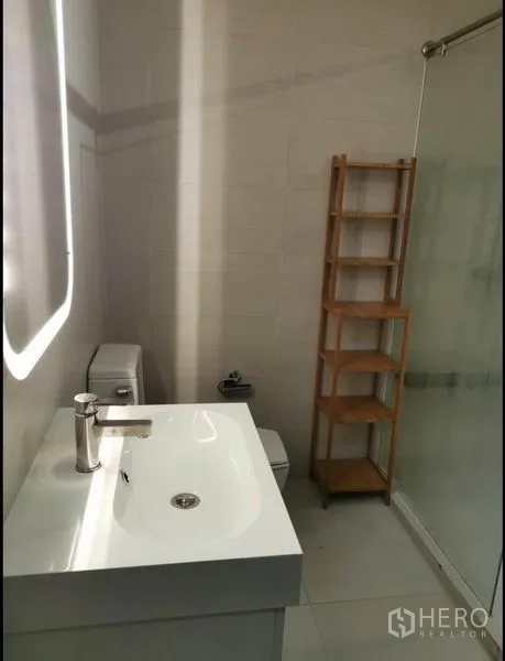 คอนโด ให้เช่าในKhlong Toei, Bangkok - ห้องน้ำโมเดิร์นพร้อมอ่างล้างหน้า กระจกไฟ และชั้นวางไม้