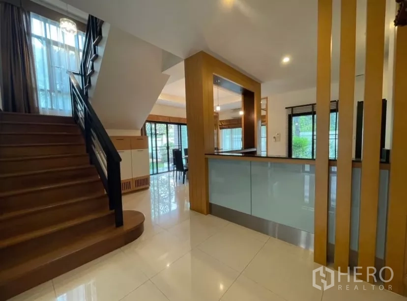 บ้าน ให้เช่าในChatuchak, Bangkok - บันไดไม้ข้างแพนทรีและเคาน์เตอร์ มองเห็นสวน