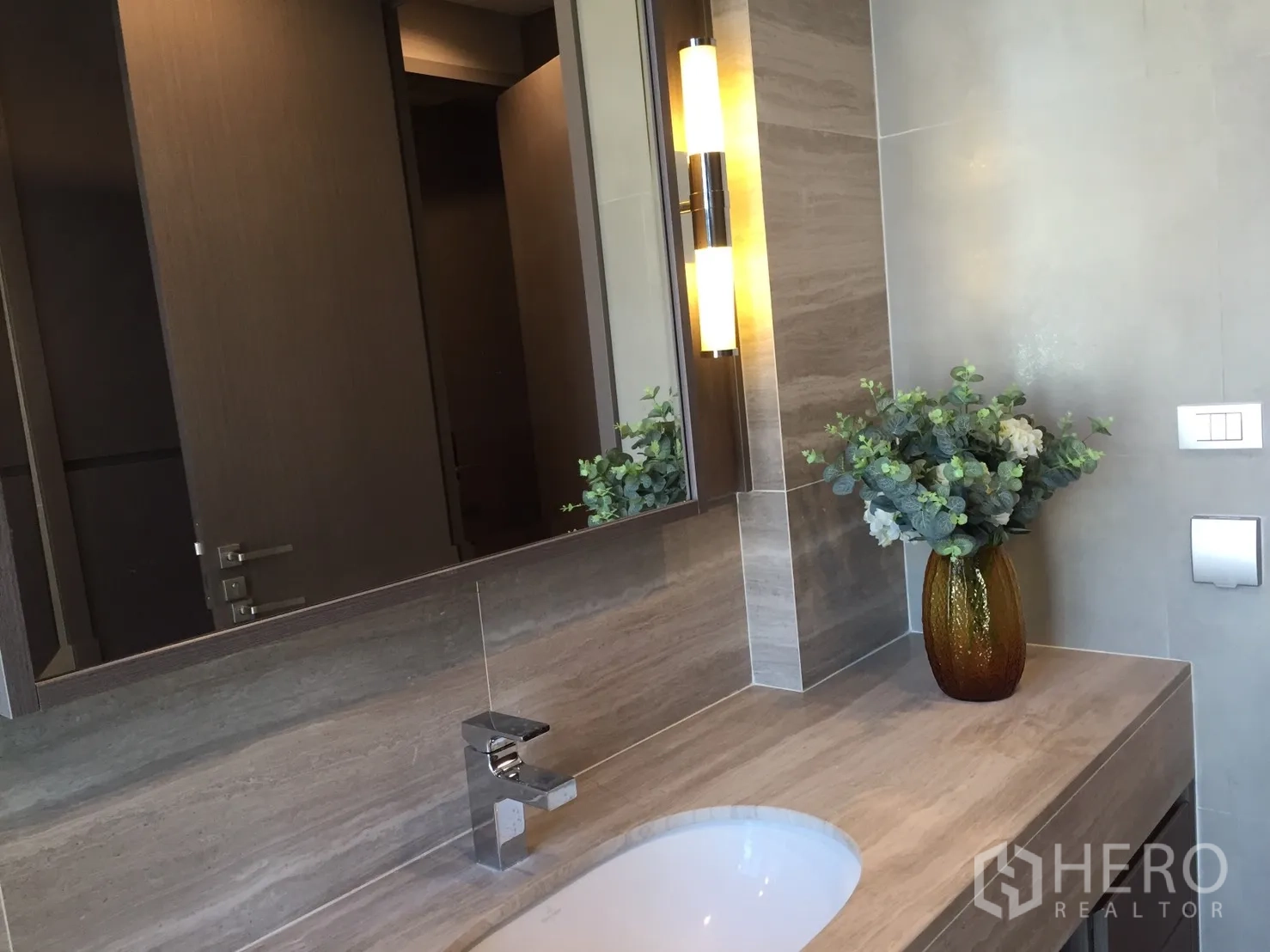 公寓 出租在Bang Rak, Bangkok - 现代卫浴，石材台面、嵌入式台盆、大镜面与壁灯。