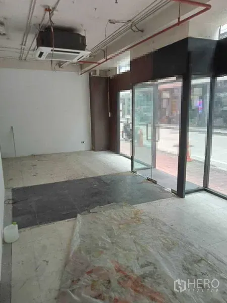 พื้นที่ขายปลีก ให้เช่าในWatthana, Bangkok - พื้นที่ค้าปลีกชั้นล่าง พร้อมผนังกระจกเต็มบาน พื้นกระเบื้อง และระบบแอร์แขวนเพดาน