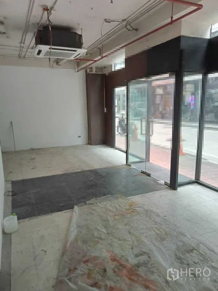 พื้นที่ขายปลีก ให้เช่าในWatthana, Bangkok - พื้นที่ค้าปลีกชั้นล่าง พร้อมผนังกระจกเต็มบาน พื้นกระเบื้อง และระบบแอร์แขวนเพดาน