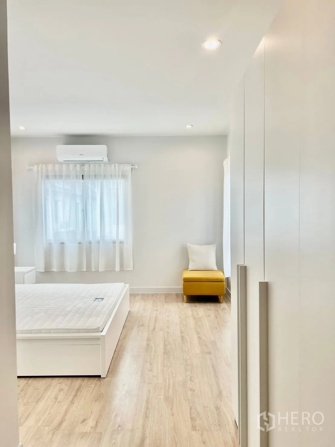 บ้าน ให้เช่าในBang Sao Thong, Samut Prakan - มุมมองจากโถงสู่ห้องนอนสว่าง มีเก้าอี้สีเหลืองริมหน้าต่าง