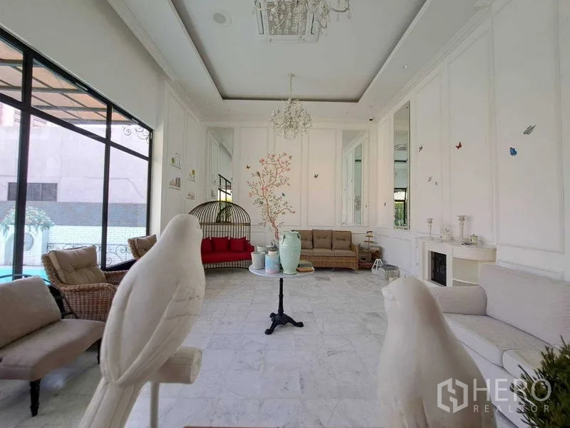 พื้นที่ขายปลีก ให้เช่าในWatthana, Bangkok - เลานจ์สว่างโปร่ง พื้นหินอ่อน โคมแชนเดอเลียร์ และที่นั่งตกแต่ง