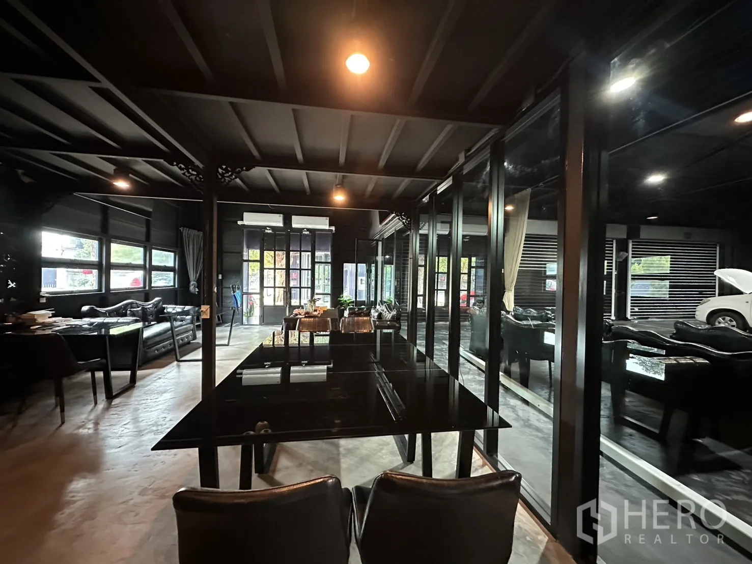 โกดัง for rent in Phra Khanong, Bangkok - พื้นที่ออฟฟิศพร้อมโต๊ะประชุม เก้าอี้ และหน้าต่าง