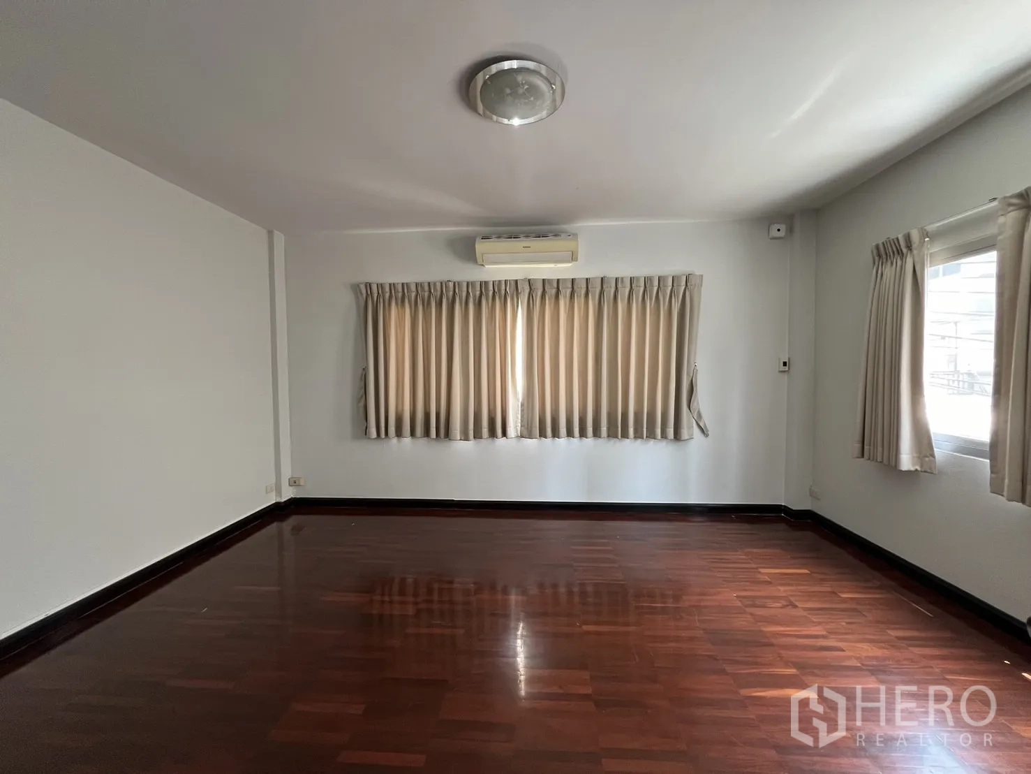 ทาวน์เฮาส์ ให้เช่าในKhlong Toei, Bangkok - ห้องนอนกว้าง พื้นไม้ แอร์และหน้าต่างยาวพร้อมผ้าม่าน